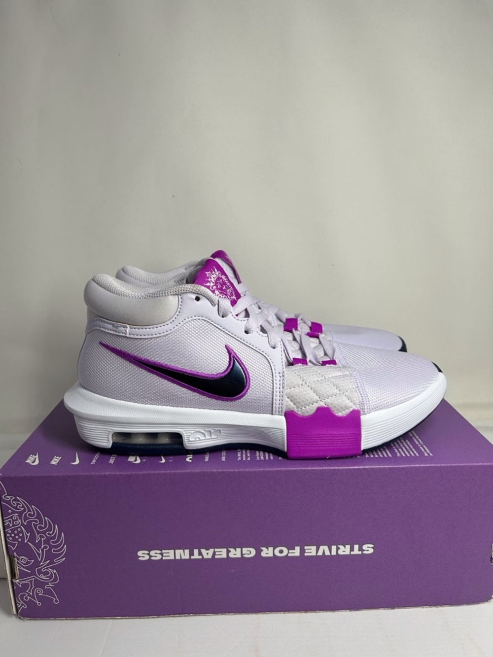 Nike Lebron Witness 8 'Barely Grape'